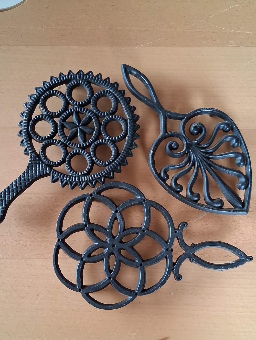 Decorative Black Lightweight Metal Wall Hooks/Trivet– Set of 3
